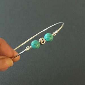 Regalo personalizado para mamá, pulsera con inicial y cuentas de turquesa, pulsera con letra inicial, regalo de joyería con dije inicial para mamá, esposa