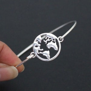 Bracelet de carte du monde, bracelet de globe argenté, bracelet personnalisé de carte du monde, bracelet argenté de terre avec l'initiale et la pierre de naissance faites sur commande