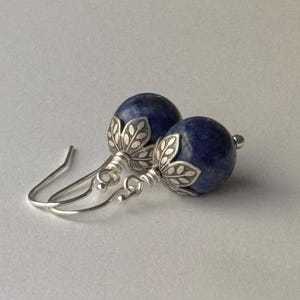 Lapis Lazuli örhängen: Sterlingsilver, oxiderad blomkåpa bild 2