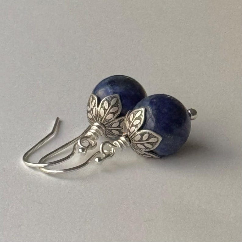 Lapis Lazuli örhängen: Sterlingsilver, oxiderad blomkåpa bild 2
