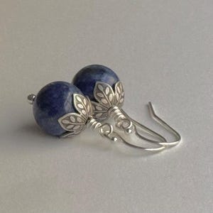 Lapis Lazuli örhängen: Sterlingsilver, oxiderad blomkåpa bild 1
