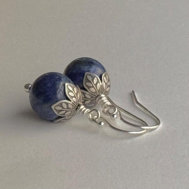 Lapis Lazuli örhängen: Sterlingsilver, oxiderad blomkåpa bild 1