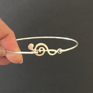 Pulseira Clave de Sol: Presente de Joia Musical em Prata