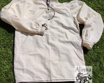 Op de afbeelding: Een wit linnen shirt met een hoge kraag en lange mouwen. Het shirt heeft een zwart trekkoord aan de hals en zwarte trim rond de kraag en manchetten.