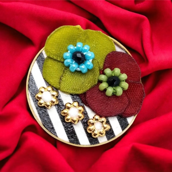 Broche ronde Collection Fleurs entièrement faite à la main avec des papiers, de la paille de seigle, des fleurs de ruban et perles miyuki