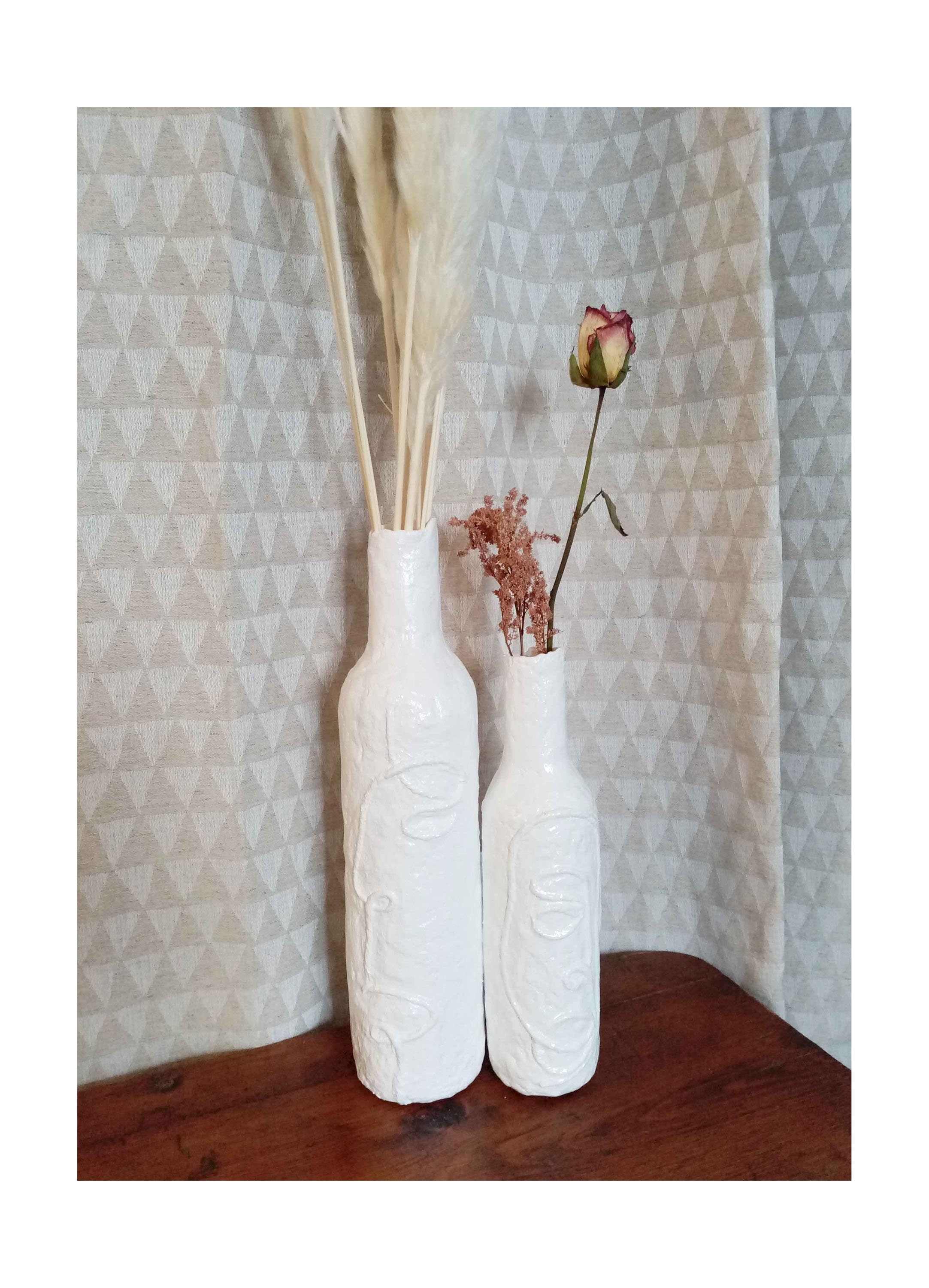 Ensemble de 2 Vases Blancs avec Visages Stylisés en Relief - Vases Pâte Papiers Recyclés Pour Fleurs