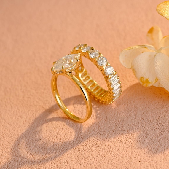 Two sided store wedding band