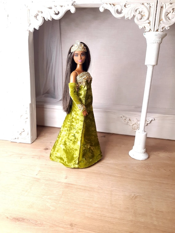 Elegantes Abendkleid fur curvy Barbie mit goldenem Diadem Etsy Schweiz