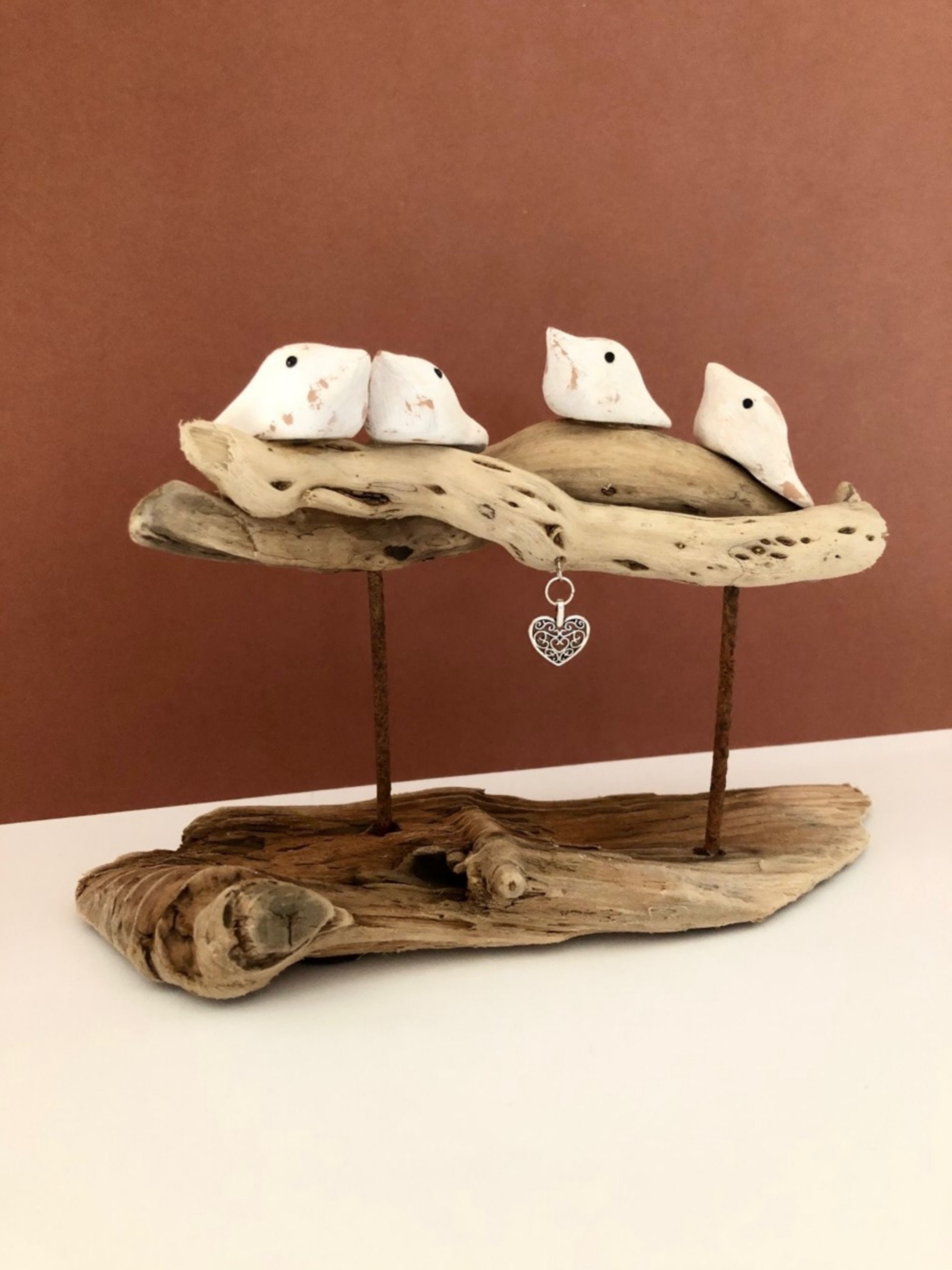 Nichée d'oiseaux sur Branche de Bois Flotté.