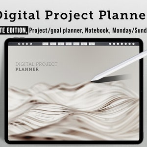 Pode incluir: Um tablet digital exibindo um Digital Project Planner White Edition com planejador de projetos e metas, caderno e layout de segunda/domingo. A tela apresenta um fundo bege com ondas abstratas, abas de navegação e uma caneta stylus branca.