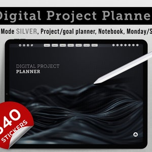 Può includere: Un pianificatore di progetti digitale visualizzato su uno schermo di tablet con uno stilo. L'interfaccia presenta un tema scuro con il testo Digital Project Planner. Un adesivo rosso indica che 340 adesivi sono inclusi in questo set.