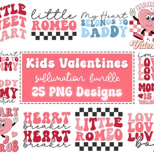 Op de afbeelding: Een set van 25 Valentijnsdag-sublimatiedesigns met roze, rode en witte tekst met verschillende zinnen zoals "Little Romeo", "Mijn hart behoort aan papa" en "Mama is mijn Valentijn".