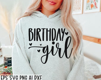 Może przedstawiać: Szara bluza z kapturem z napisem "Birthday girl" w czarnym stylu pisma z małymi sercami wokół tekstu.