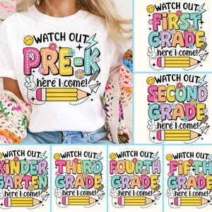 Może przedstawiać: Zestaw 10 kolorowych grafik na koszulki z tekstem "Watch Out" i różnymi klasami, w tym przedszkole, klasa pierwsza, druga, trzecia, czwarta i piąta. Każdy projekt zawiera ołówek, uśmiechniętą buźkę i kwiaty.