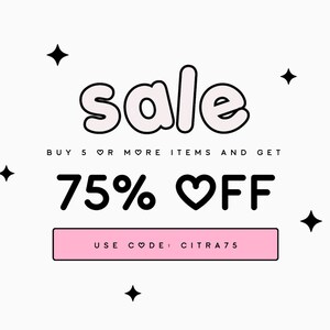 Pu&ograve; includere: Una grafica di vendita rosa e bianca con la parola "sale" in un font a bolle. Il testo "BUY 5 OR MORE ITEMS AND GET 75% OFF" &egrave; sotto la parola "sale". Un pulsante rosa con il testo "USE CODE: CITRA75" &egrave; sotto il testo di sconto. La grafica &egrave; decorata con stelle nere.