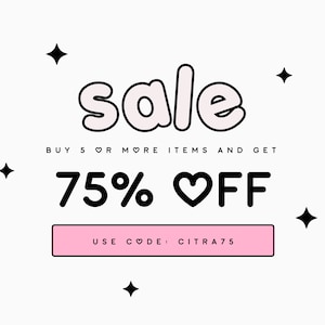 Op de afbeelding: Een roze en witte verkoopbanner met het woord "sale" in een bubbellettertype. De tekst "BUY 5 OR MORE ITEMS AND GET 75% OFF" staat onder het woord "sale". Een roze knop met de tekst "USE CODE: CITRA75" staat onder de kortingstekst. De banner is versierd met zwarte sterren.