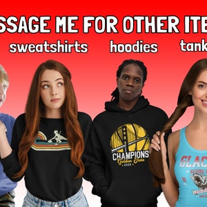 Pu&ograve; includere: Immagine con quattro persone che indossano capi di abbigliamento diversi. Il testo "MESSAGE ME FOR OTHER ITEMS" &egrave; in alto. L'abbigliamento include una maglietta blu, una felpa nera, una felpa con cappuccio nera e una canotta blu. Sono visibili anche le parole "kids", "sweatshirts", "hoodies" e "tanktops".