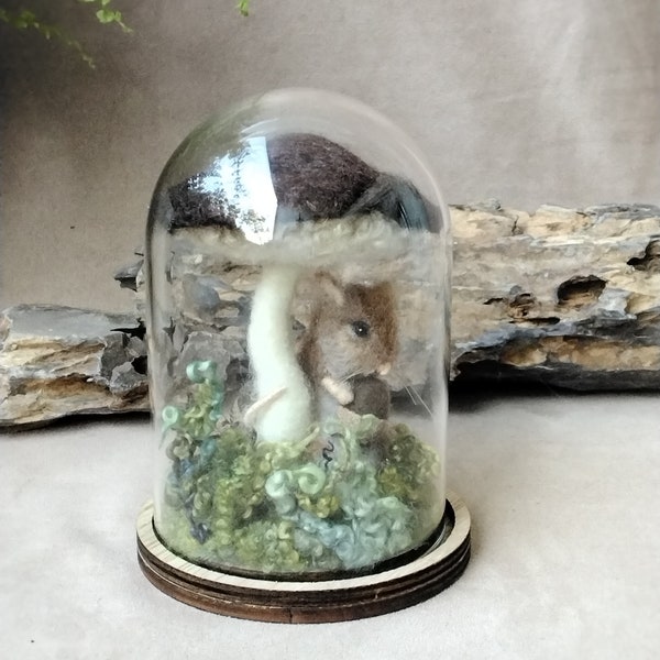 Waldszene, kleine Feldmaus mit Pilz unter Glaskuppel, Diorama, gefilzt, Handarbeit,  Herbstdekoration,  OOAK