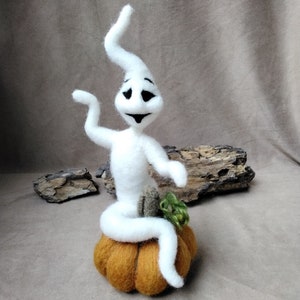Halloween ghost on pumpkin, felted ghost on pumpkin, needle felted, handmade, Halloween decoration