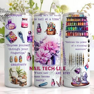 Könnte beinhalten: Drei Edelstahlbecher mit bunten Designs und Zitaten über Nagelkunst. Die Becher zeigen Bilder von Nagellack, Werkzeugen und Blumen. Die Zitate auf den Bechern lauten: "Drücke dich durch deine Fingerspitzen aus." "Umarme die Kraft einer atemberaubenden Maniküre." und "Wo Nageltäume Wirklichkeit werden."