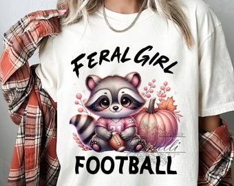 Chica salvaje fútbol PNG, Mapache divertido otoño Png, Fútbol retro Png, Camiseta de fútbol de otoño Png, Mamá de fútbol PNG Diseño retro del día del juego