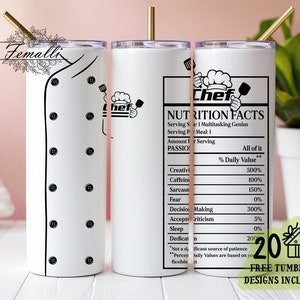 Op de afbeelding: Een witte roestvrijstalen tumbler met een zwart chef-ontwerp en de tekst "Chef Nutrition Facts" met een lijst van ingrediënten en percentages. De tumbler heeft een rietje en een zwart knoopontwerp.
