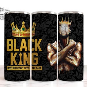Op de afbeelding: Een zwarte beker met een gouden kroon en de woorden "BLACK KING" in goud. De beker heeft ook een illustratie van een persoon met een kroon en de tekst "MOST IMPORTANT PIECE IN THE GAME". De achtergrond heeft een zwart bloemenpatroon.