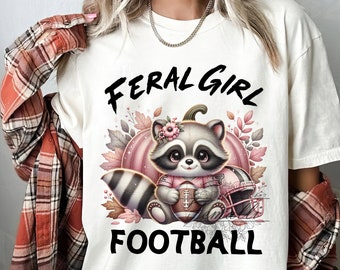 Chica salvaje fútbol PNG, Mapache divertido otoño Png, Fútbol retro Png, Camiseta de fútbol de otoño Png, Mamá de fútbol PNG Diseño retro del día del juego