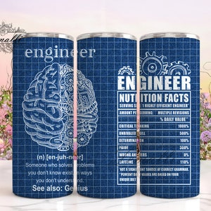 Op de afbeelding: Een blauwe en witte tumbler met een blauwdrukontwerp en de tekst "Engineer Nutrition Facts" met een lijst van vaardigheden en hun percentage dagelijkse waarde. De tumbler heeft ook een brein met tandwielen erin en de definitie van het woord "engineer".