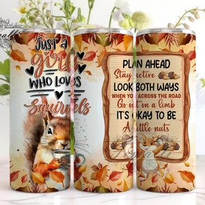 Może przedstawiać: Trzy kubki ze stali nierdzewnej z jesiennymi wzorami. Pierwszy kubek przedstawia wiewiórkę trzymającą filiżankę kawy z napisem "Just a girl who loves squirrels". Drugi kubek przedstawia wiewiórkę z napisem "Plan ahead, stay active, look both ways when you cross the road, go out on a limb, it's okay to be a little nuts". Trzeci kubek przedstawia wiewiórkę z podobnym wzorem do drugiego kubka.