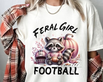 Chica salvaje fútbol PNG, Mapache divertido otoño Png, Fútbol retro Png, Camiseta de fútbol de otoño Png, Mamá de fútbol PNG Diseño retro del día del juego