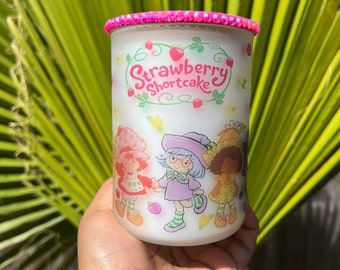 Taza de Tarta de Fresa: Vidrio esmerilado sublimado de 15 oz con dibujos animados de los 80