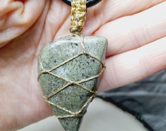 Amuleto de la suerte Armonía dorada Colgante de piedra hecho a mano raro Potente protección contra el mal Trae buena suerte Talismán fuerte Regalo único