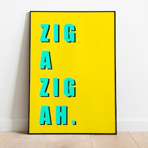 Op de afbeelding: Een gele poster met een zwarte lijst, met de tekst "ZIG A ZIG AH." in turquoise.