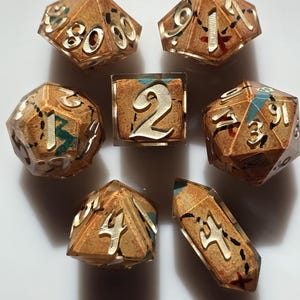 Mapa del Tesoro - Juego de dados de resina de borde afilado, hecho a mano, 7 piezas, para mazmorras y dragones, dados de rol, dados pintados a mano, dados piratas