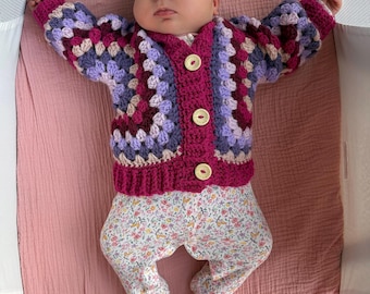 Personalisierte Baby Strickjacke, handgestickte Namensjacke, neues Baby Geschenk, nach Hause kommen Outfit, handgemachte Baby Strickjacke, erstes Geburtstagsgeschenk