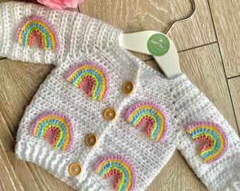 Personalisierte Baby-/Kinder-Strickjacke mit Regenbogen | Regenbogen-Baby-Strickjacke | Regenbogenbaby | neues Babygeschenk | Baby-Mädchen-Geschenk | handgestrickt