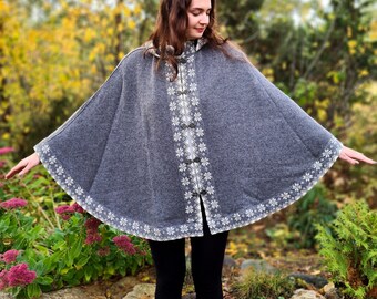 Poncho tricoté avec capuche, poncho en laine mérinos, cape nordique Fair Isle, capes pour femmes, poncho pull nordique, cape tricotée chaude pour elle
