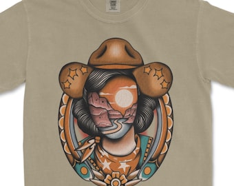Camiseta vaquera con tatuajes y colores cómodos, con arte del desierto occidental