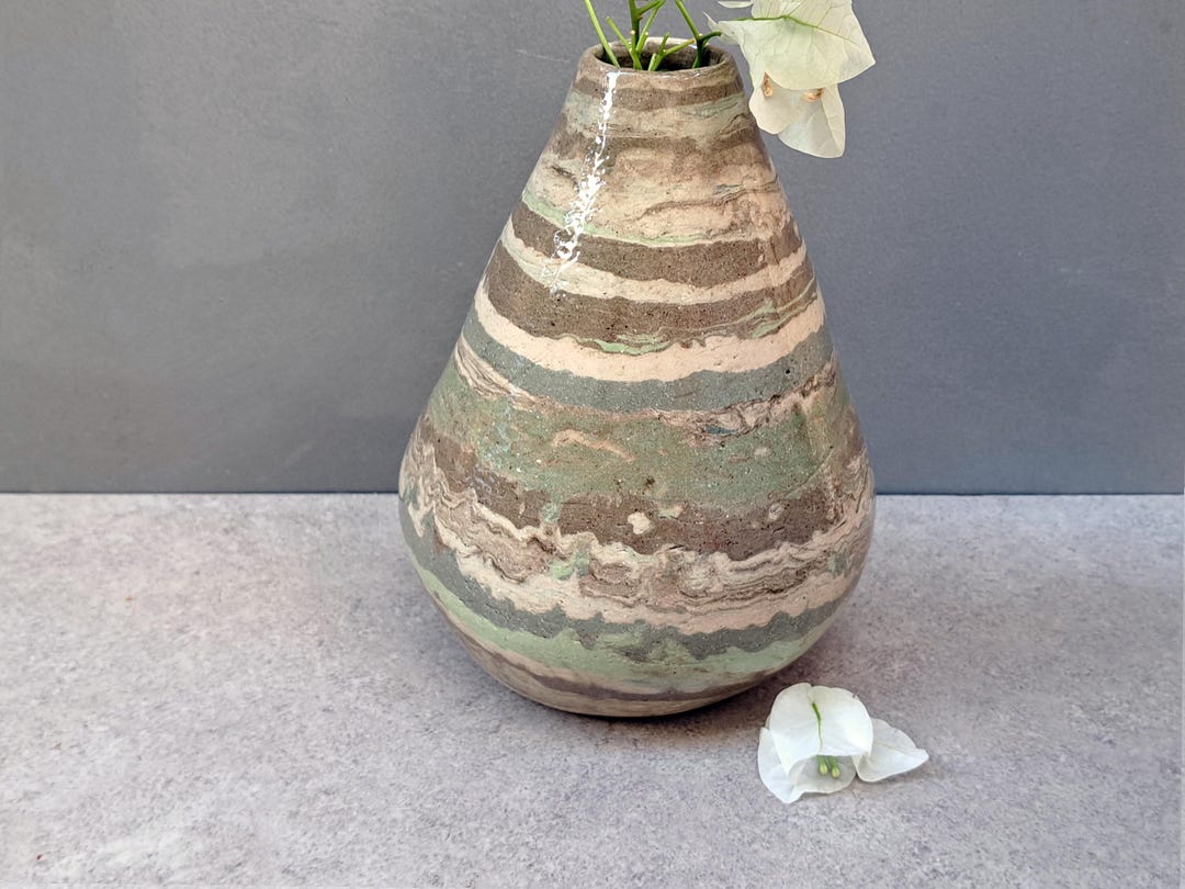 セラミック製の花瓶。緑と茶色の色合いの層を組み合わせて手作りされ
