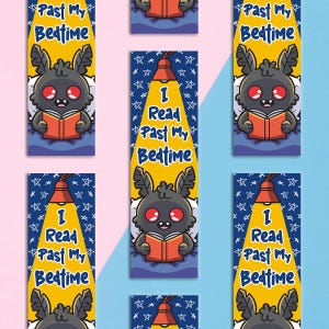 Può includere: Segnalibri con un pipistrello dei cartoni animati che legge un libro. I segnalibri hanno uno sfondo giallo con il testo "I Read Past My Bedtime" e "Past My Bedtime". Il pipistrello è grigio con occhi rossi e tiene in mano un libro arancione.