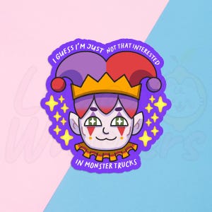 Op de afbeelding: Een sticker met een cartoon nar met een paarse en rode hoed, gouden kroon en een gerimpelde kraag. De tekst luidt "I guess I'm just not that interested in monster trucks" in een paarse tekstballon.