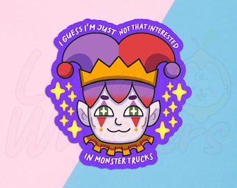 Puede incluir: Una pegatina con un bufón de dibujos animados con un sombrero morado y rojo, una corona dorada y un cuello con volantes. El texto dice "I guess I'm just not that interested in monster trucks" en un bocadillo morado.