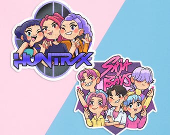 Pode incluir: Dois adesivos com ilustrações de desenhos animados de grupos de pessoas. Um adesivo tem o texto "HUNTRAX" e o outro diz "Sija Boys". Os adesivos estão em um fundo rosa e azul.