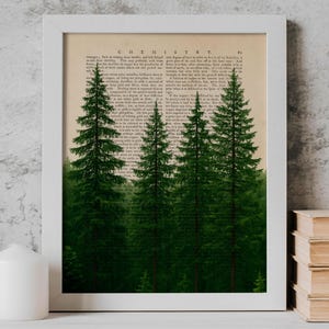 Puede incluir: Una impresión enmarcada que presenta una escena de bosque con altos árboles de hoja perenne verdes. El fondo es una página de libro vintage con texto. La impresión está en un marco blanco, creando una estética inspirada en la naturaleza.
