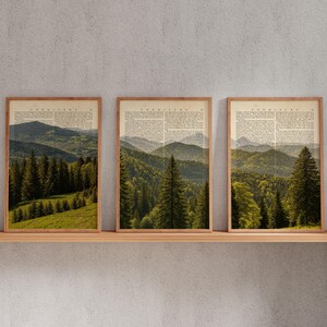Puede incluir: Tres impresiones artísticas enmarcadas con paisajes de montaña. Cada impresión tiene un fondo de página de libro antiguo y un marco de madera natural. La obra de arte representa exuberantes bosques verdes y colinas, creando una estética serena y natural.