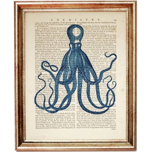 Puede incluir: Una ilustraci&oacute;n de un pulpo azul impreso en una p&aacute;gina de libro vintage con texto sobre qu&iacute;mica. El pulpo est&aacute; en el centro de la p&aacute;gina con sus tent&aacute;culos extendidos.