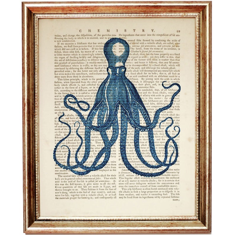 Puede incluir: Una ilustraci&oacute;n de un pulpo azul impreso en una p&aacute;gina de libro vintage con texto sobre qu&iacute;mica. El pulpo est&aacute; en el centro de la p&aacute;gina con sus tent&aacute;culos extendidos.