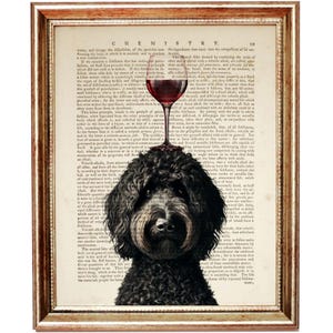 Stampa artistica con cane Goldendoodle nero e vino rosso, regalo divertente per gli amanti dei cani, decorazione da parete con dizionario vintage, ritratto di animali domestici, arte da parete per bar
