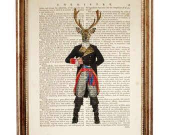 Stampa artistica di cervo in uniforme, decorazione da parete con pagina di dizionario vintage con animale antropomorfo, divertente libro d'arte riciclato per bambini